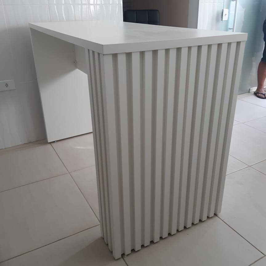 Bancada planejada com frente ripada