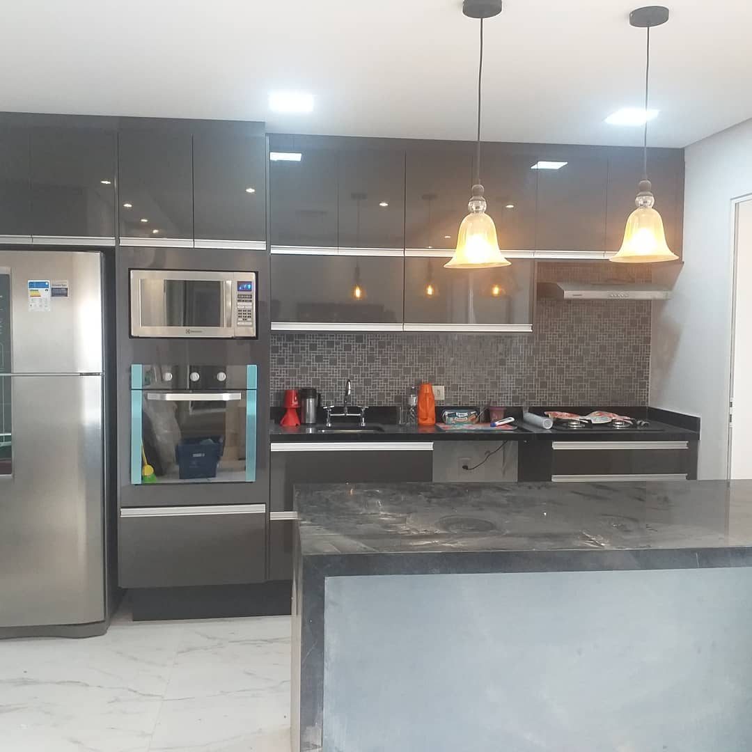 Cozinha planejada grafite com ilha e pendentes
